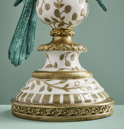 Foto: Sidobord med papegoja, turkos och guldrelief