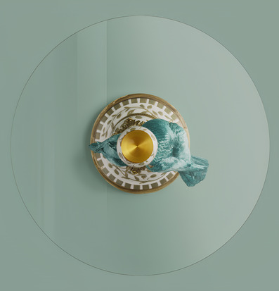 Foto av grön bordsskiva med turkos papegojfigur