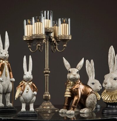 Bild: Kandelaber med cylinderglas och kaninfigurer