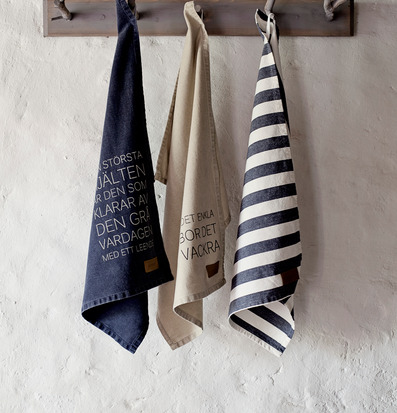 Kökshandduk Randig Blå från Ernst på vitkalkad vägg