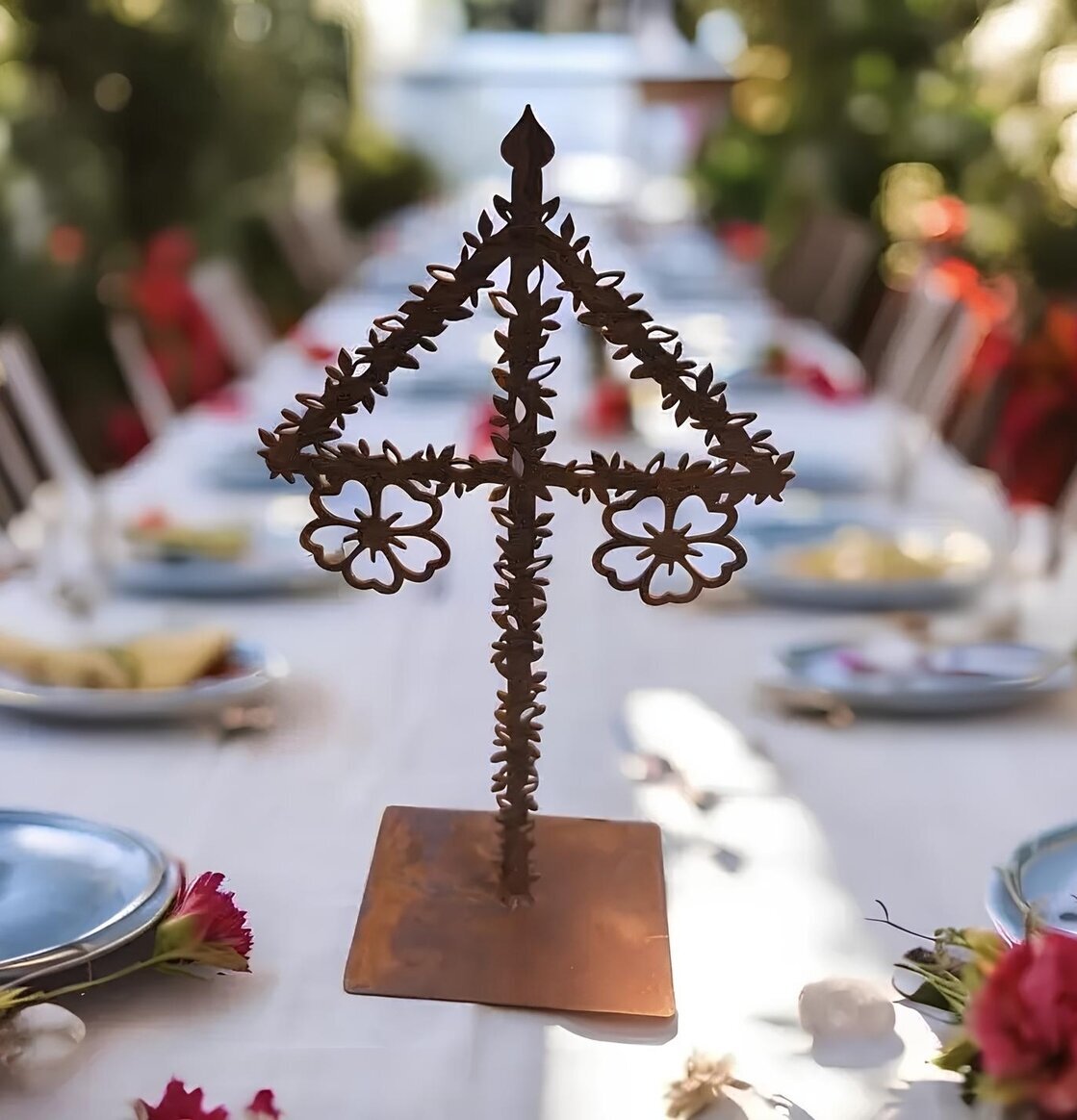 Foto: Dukat sommarbord med liten midsommarstång uteplats