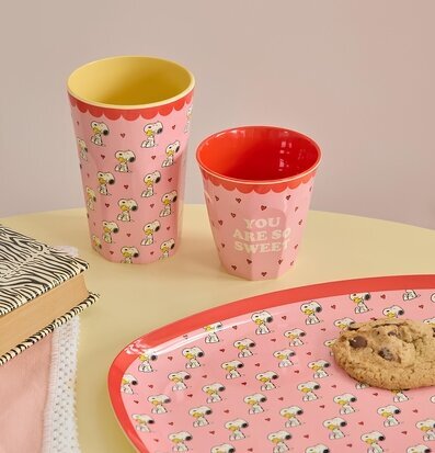 Bild: Pastelldukning med rosa Snobbenmuggar och kaka