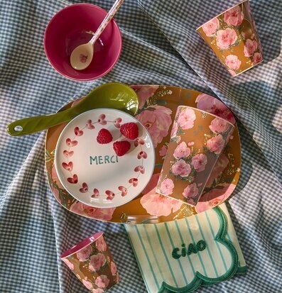 Foto: Färgglad frukostdukning med hallon och textil