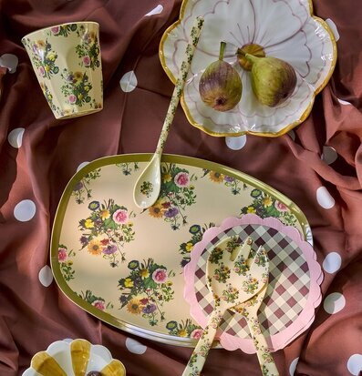 Foto: Färgglad dukning med blommigt serveringsset