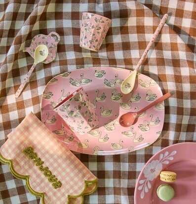 Foto: Rosa dukning med svanar och macarons i rutor