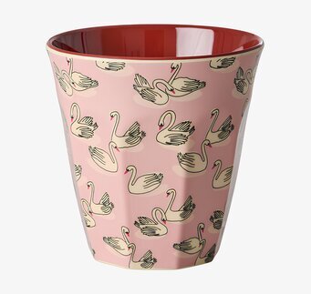 Foto: Rosa melaminmugg med svanmönster, frilagd