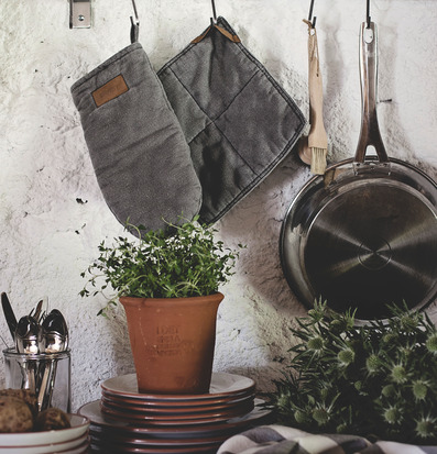 Kökshandduk Randig Blå från Ernst på en köksbänk med tillbehör