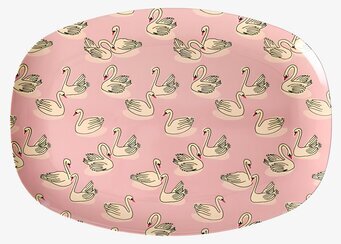 Foto: Oval rosa tallrik med svanmönster uppifrån