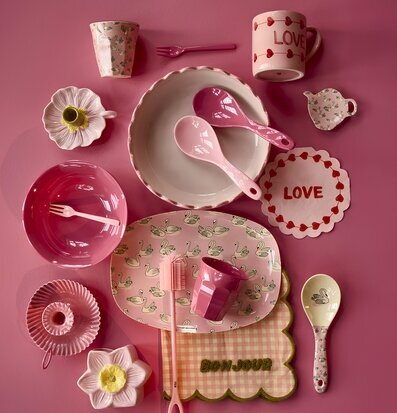 Foto: Rosa flatlay med svanmotiv och dukningsdetaljer
