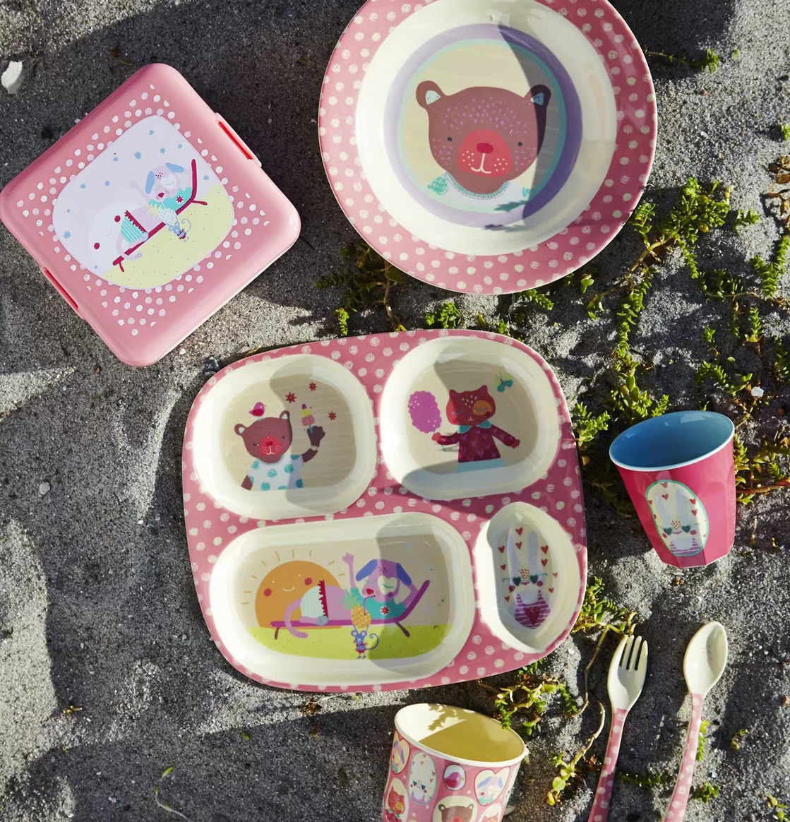 Barnskål Happy Camper från Rice med lekfullt campingtema