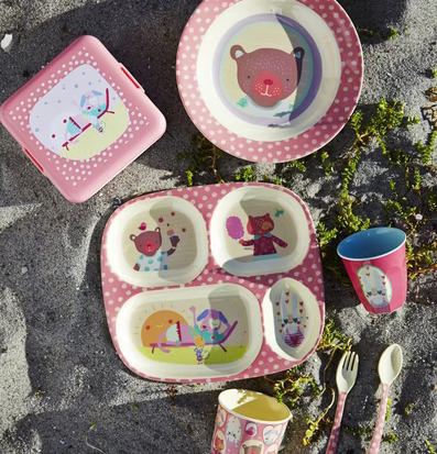 Barnskål Happy Camper från Rice med lekfullt campingtema