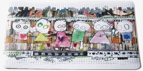 Tallriksunderlägg City från Poul Pava med färgglada figurer