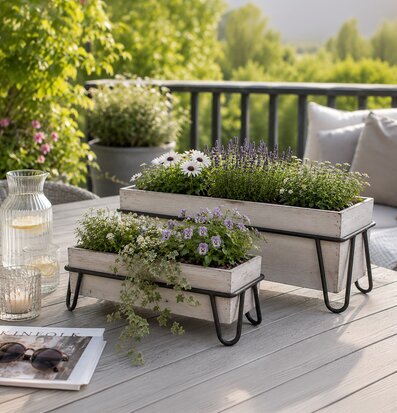 Bild av utebord med blomlådor på stativ och växter