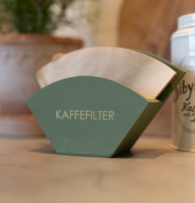 Foto: Grön hållare för kaffefilter på träbänk kök