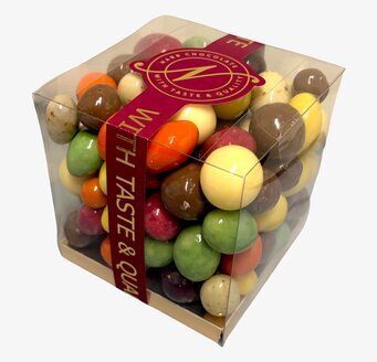 Foto: Transparent chokladkub med färgglada kulor i ask
