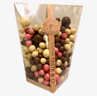 Foto på transparent påse med blandade chokladkulor