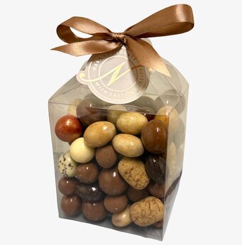 Foto: Transparent presentbox med chokladdragerade bitar