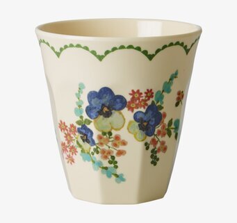 Bild av mugg med blommigt mönster och grön bård