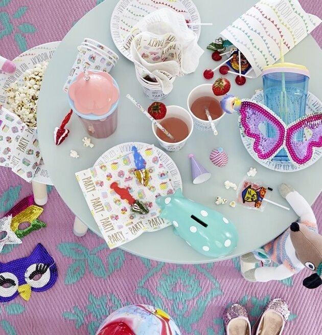 Serveringsbricka Melamin från Rice på ett festligt bord