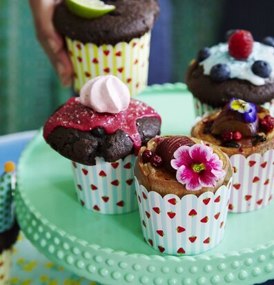Rice Cake Cups Strawberry Print muffins på serveringsbricka