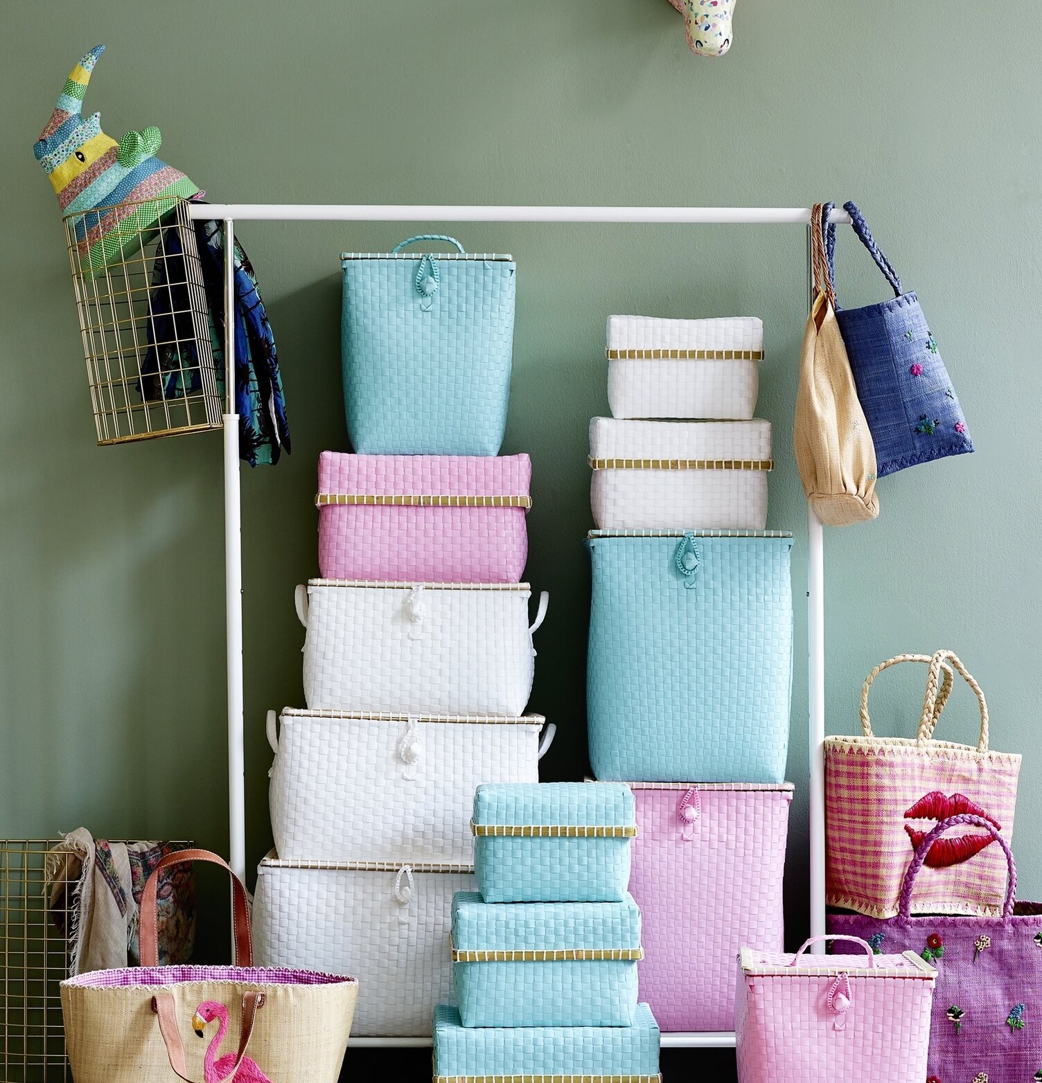 Förvaringsbox Vit från Rice tillsammans med andra boxar