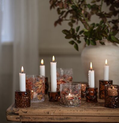 Foto: Ljuslyktor i bärnstensglas med höstmotiv