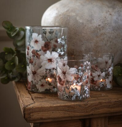 Foto: Glaslyktor med blomstertryck på träbordet