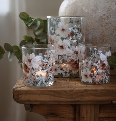 Foto: Glaslyktor med blomstertryck och värmeljus
