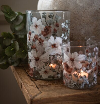 Foto: Glaslyktor med anemonmotiv på rustikt bord