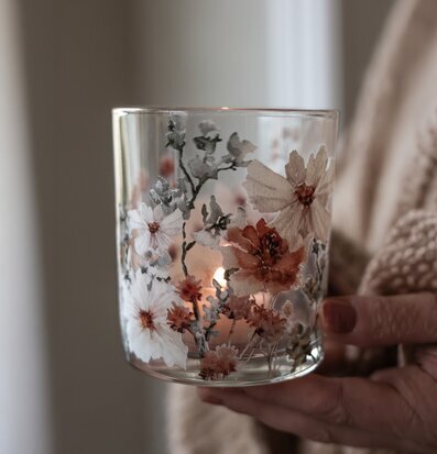 Foto: Tänd ljuslykta i glas med blommotiv hösttoner