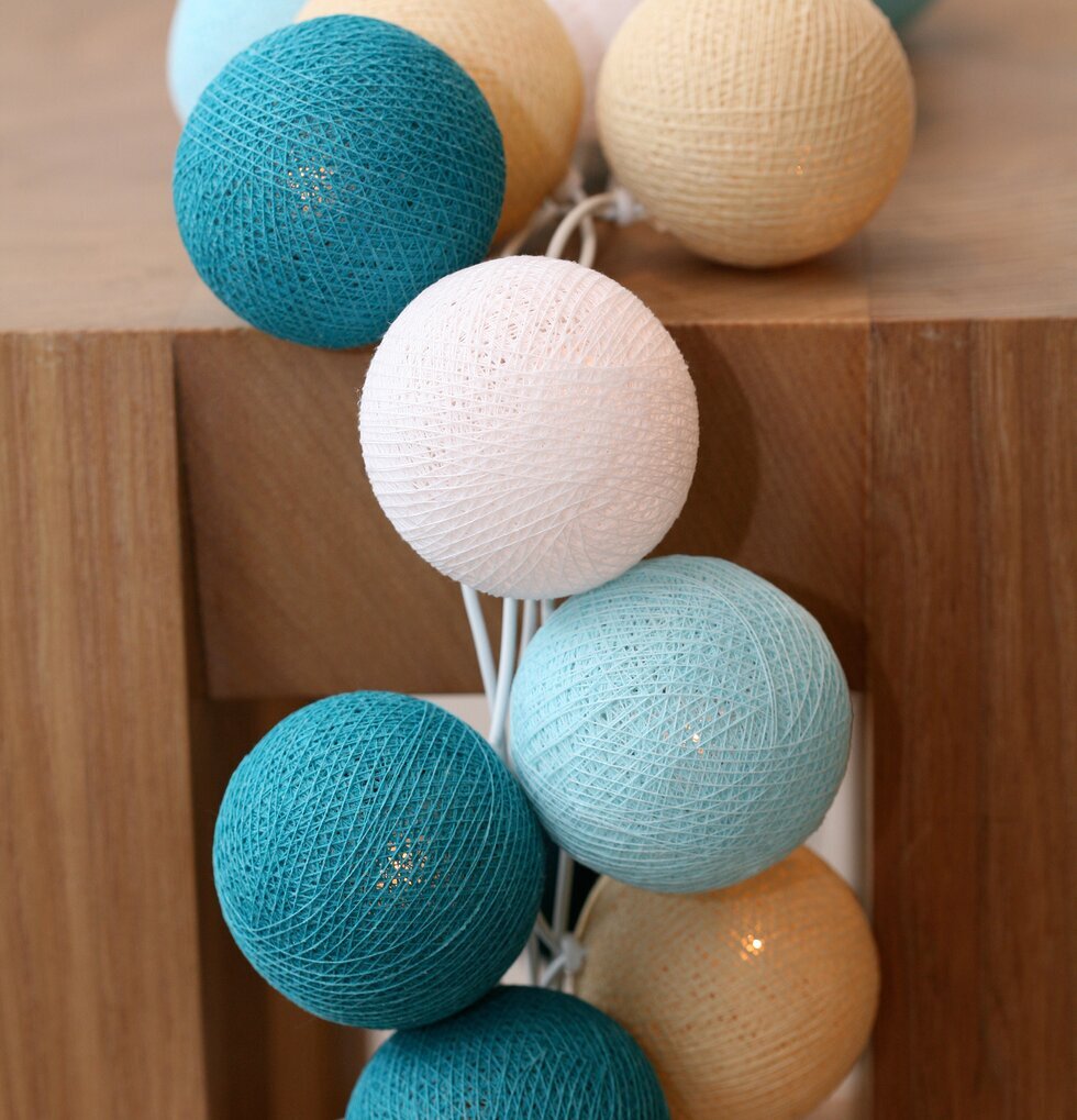 Happy Lights ljusslinga - med färgglada bollar på träyta