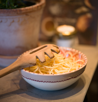 Foto: Pastaslev i trä över skål med spaghetti i kök