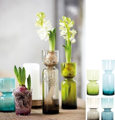 Hyacintvas Celina från House Doctor på träbord med ljusstake