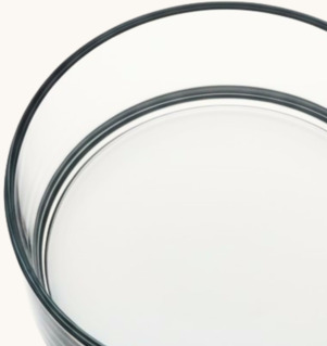 Foto av rund transparent glasskål på ljus bakgrund