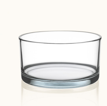 Foto: Transparent glasskål 15 cm mot varmvit bakgrund