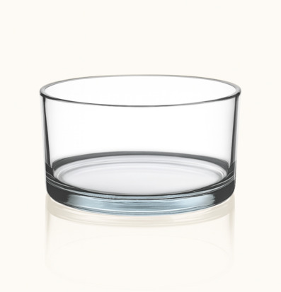 Foto: Transparent glasskål 15 cm mot varmvit bakgrund