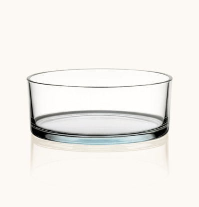 Foto: Ensam glasskål i klart glas på ljus bakgrund