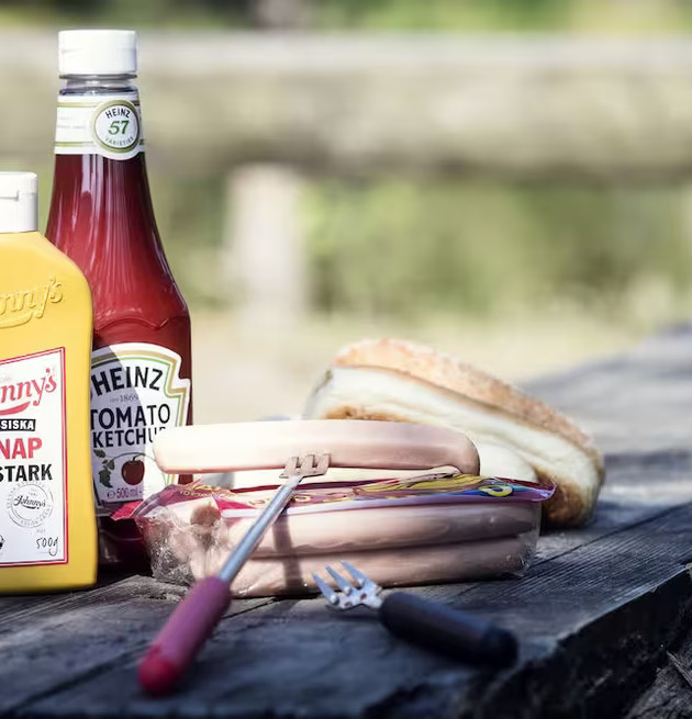 BBQ Korvgaffel Svart från Sagaform på träbänk utomhus