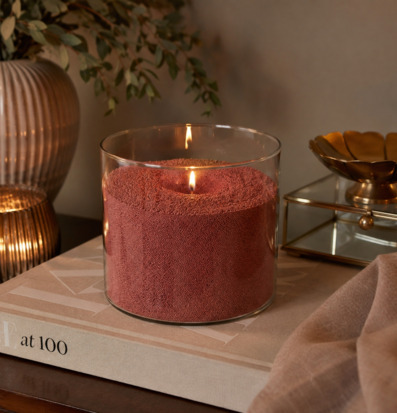 Foto: Glasbehållare med rosa ljussand i miljöfoto
