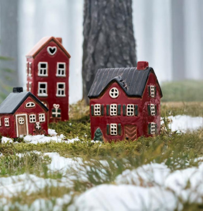 Bild av röd miniatyrby i vintermiljö med snöfläckar
