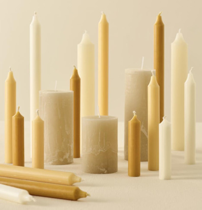 Foto på rustika stearinljus i beige och currytoner