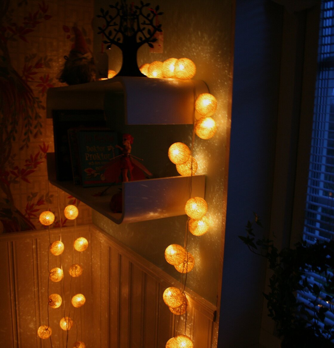 Ljusslinga Heavenly Gold 35 från Happy Lights på vit hylla