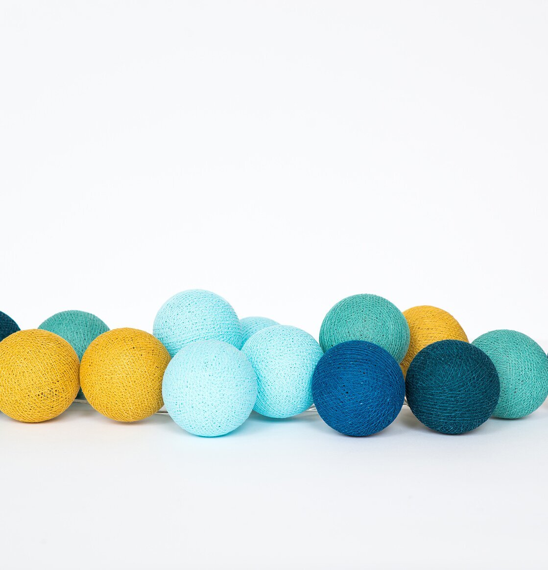 Ljusslinga Andes 35 från Happy Lights med färgglada bollar