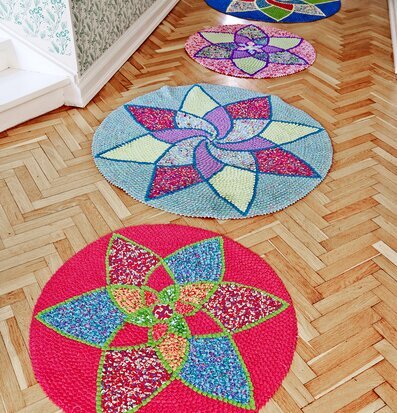 Handgjord Matta från Rice i hall med parkett och tapet