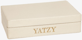 Foto sandfärgad konstläderlåda med text YATZY 57