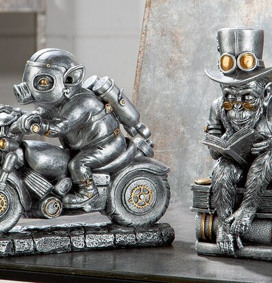 Foto: Silverapor med böcker och motorcykel skulptur