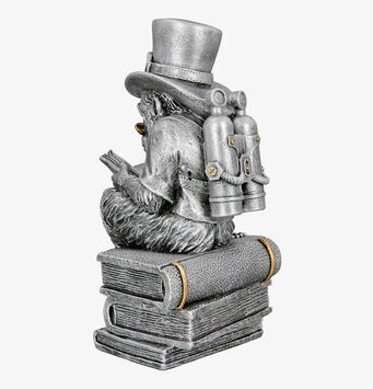 Foto silverfärgad apa på böcker med hög hatt, figur