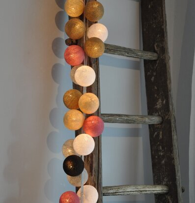 Ljusslinga Medersa 35 från Happy Lights på rustik trästege