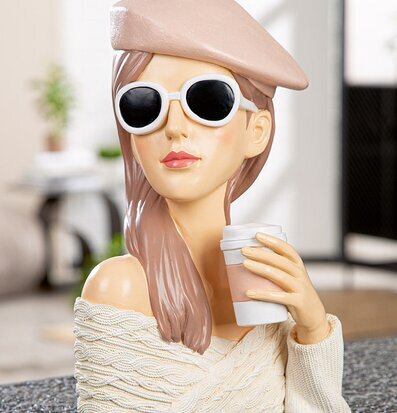 Foto: Prydnadsfigur kvinna med kaffe och basker i rosa
