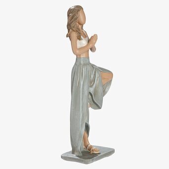 Foto: Yogafigur kvinna i gråvit kjol på vit bakgrund